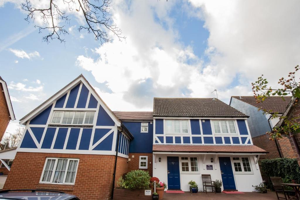 Exterior view, Harefield Manor Hotel in London