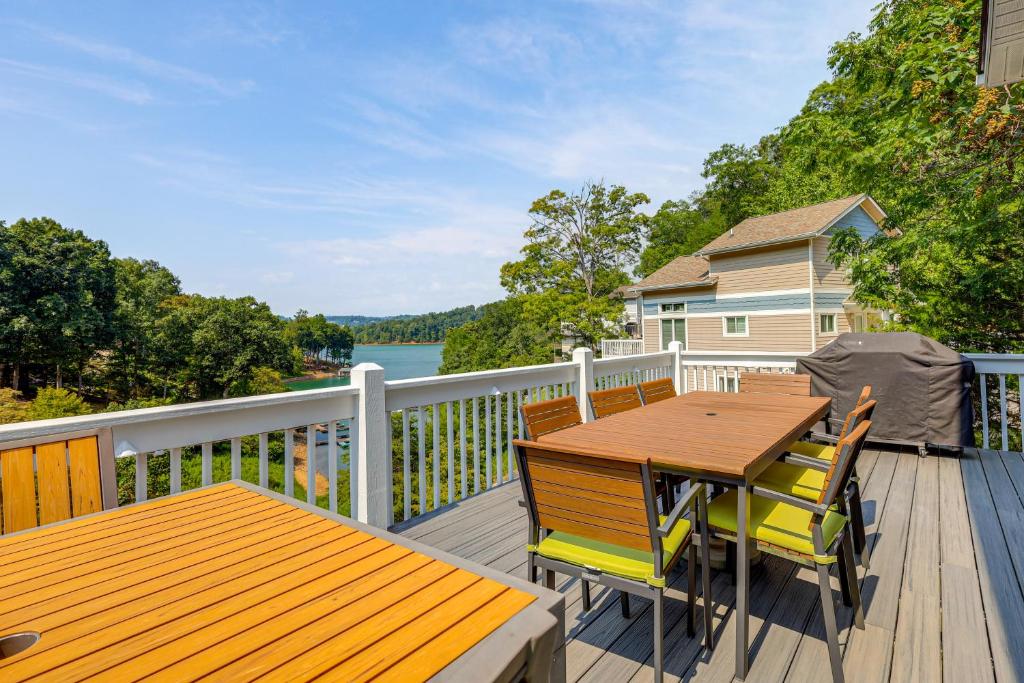 Decks, Dock and Views Lakefront Home in LaFollette!, Flat Hollow