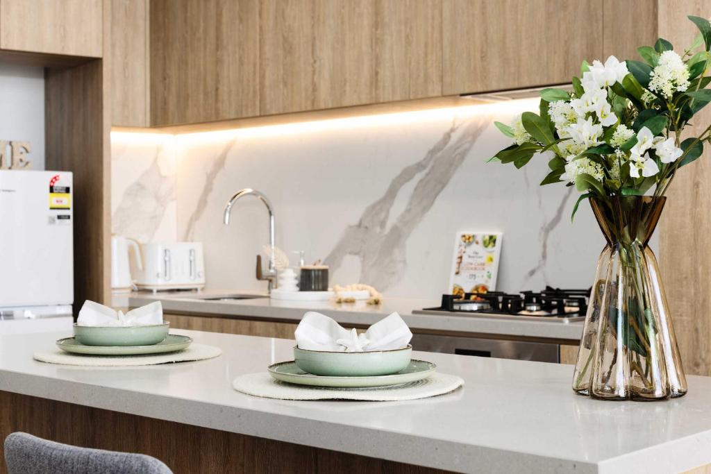 Modern 1BR Apt Steps from Casino & Pacific Fair, Gold Coast