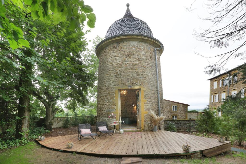 ForRest Stone, hébergement insolite 1h de Lyon, St Etienne et Clermont Ferrand, Lay