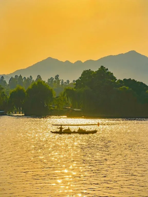 Nost algia S Hotel In the West Lake scenic area-,Lingyin Temple, Leifeng Tower, Children's playground, Free night snack, Free laundry, English communication well, Free travel advice，位于杭州的酒店