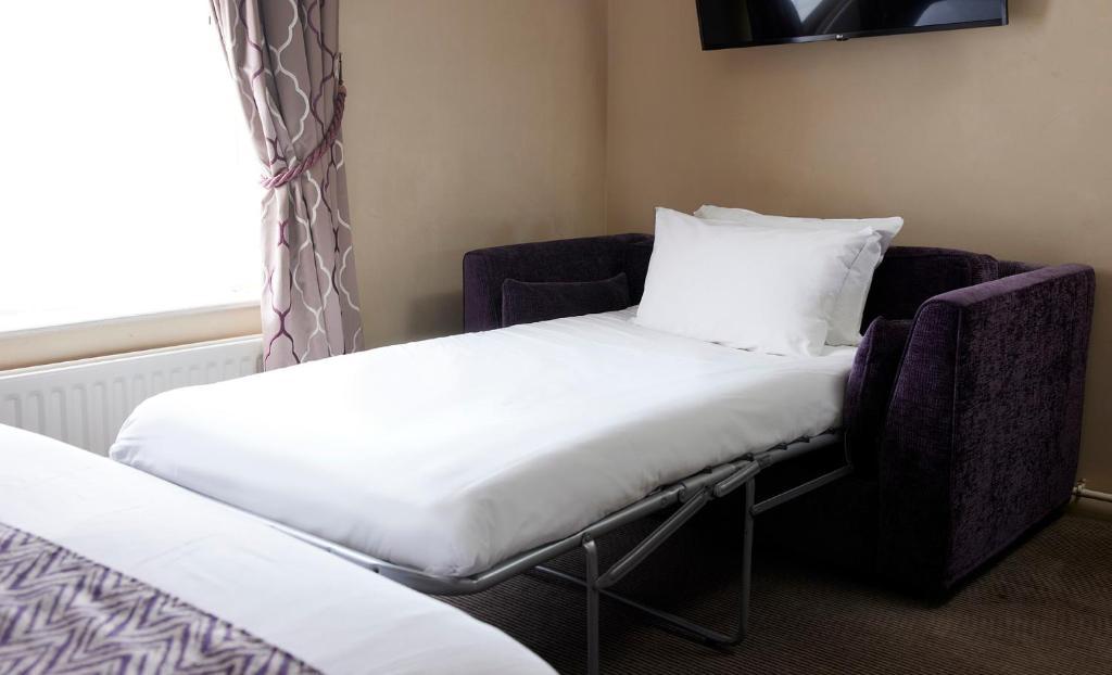 Family Room (2 Adults + 1 Child)