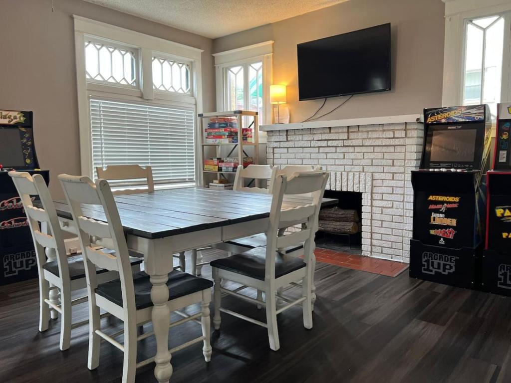 House with 10 Beds Sleeps 16 free Driveway Parking, Cincinnati