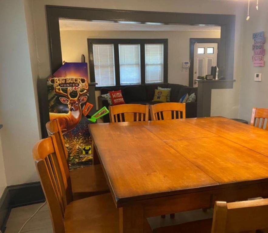 House with 11 Beds Sleeps 14 with Off Street Parking, Akron