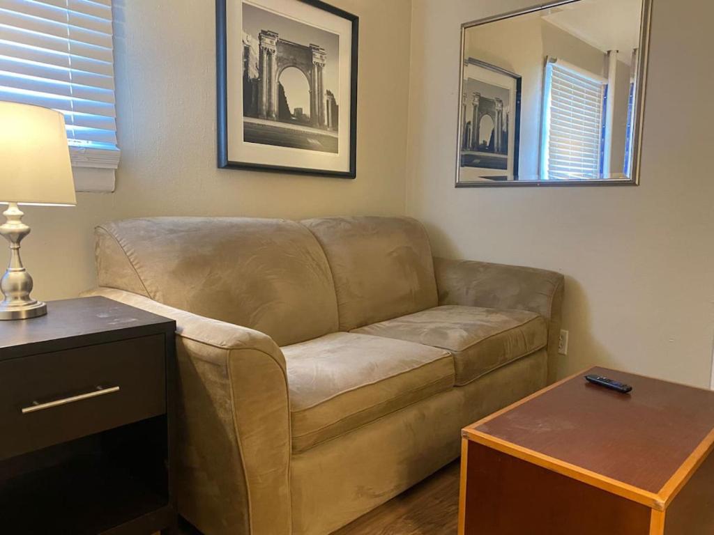 Crew Housing Sleeps 8 with 6 Beds plus 4 Bedrooms, Dayton