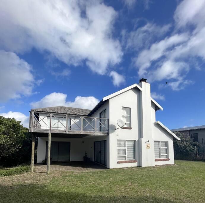 A fresh, beachy and elevated home, Cape St Francis