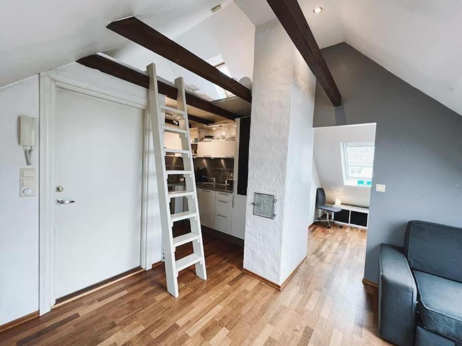 Apartment with Loft & Window Balcony, Free parking, Bergen