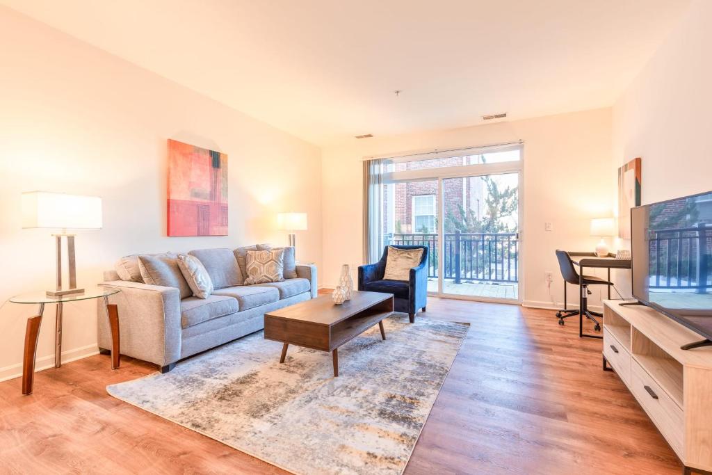 Modern Apt with Balcony, Lexington