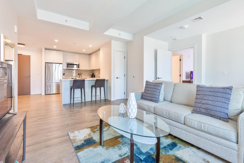 Luxury Apt with Kitchen and Pool, Boston