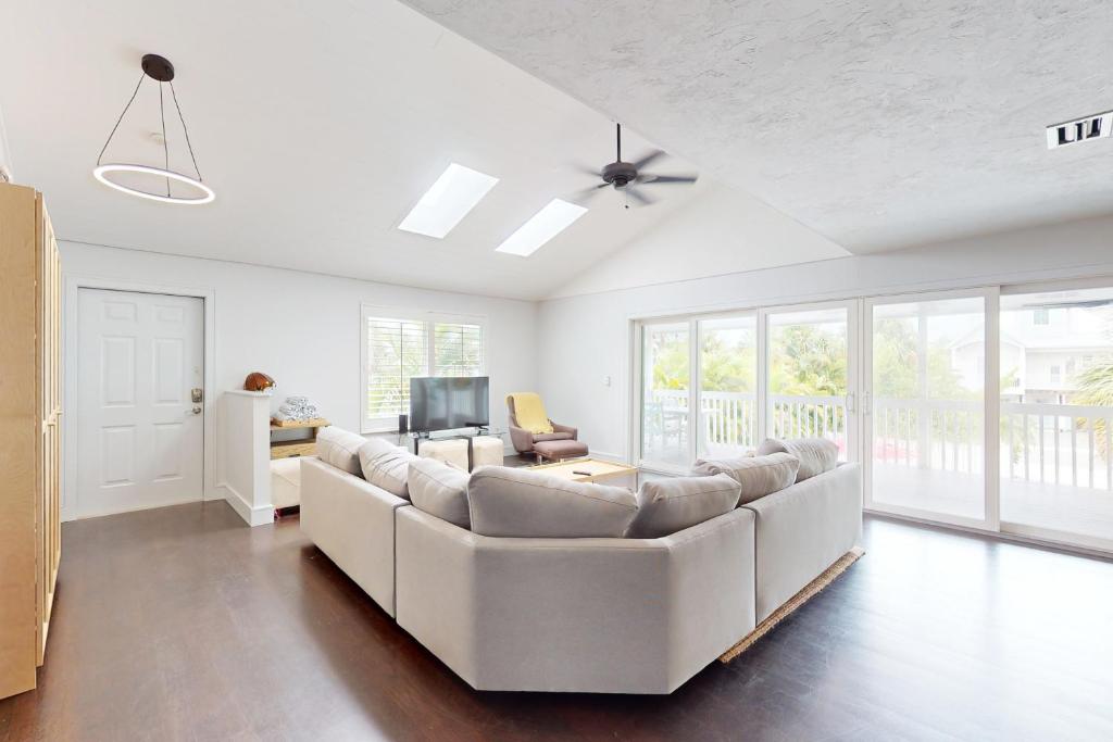 Spring Oasis, Anna Maria