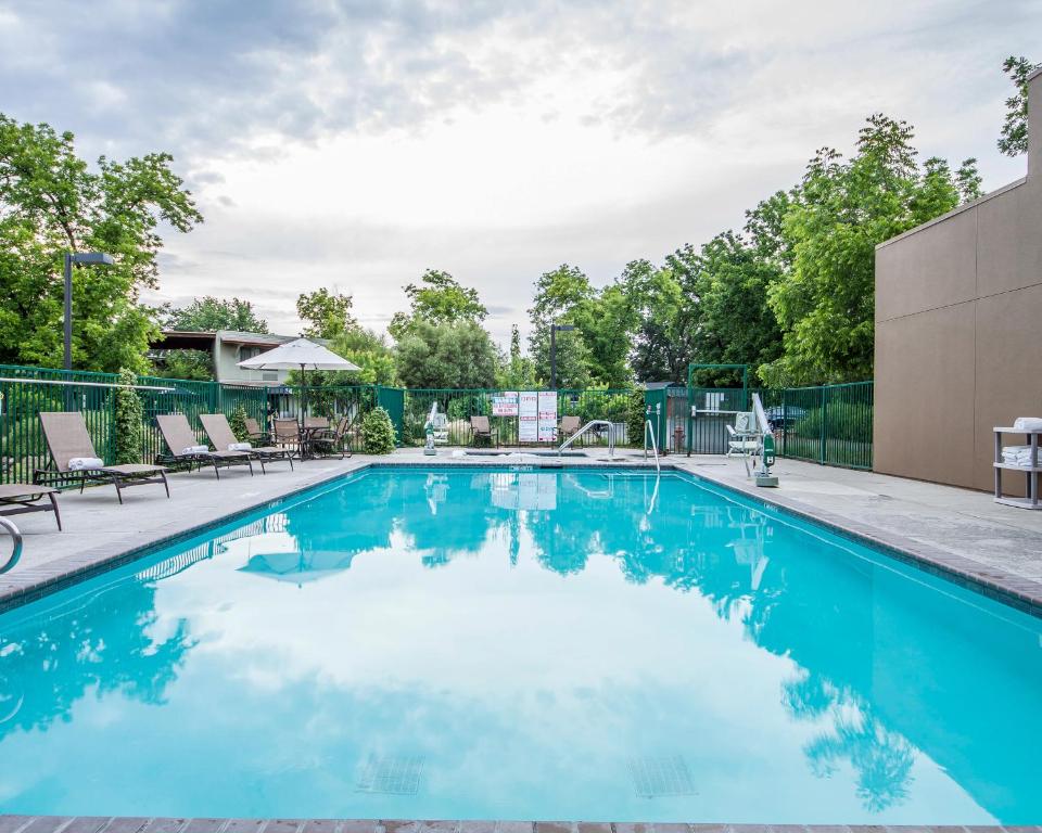 Gaia Hotel & Spa Redding, an Ascend Collection Hotel スイミングプール