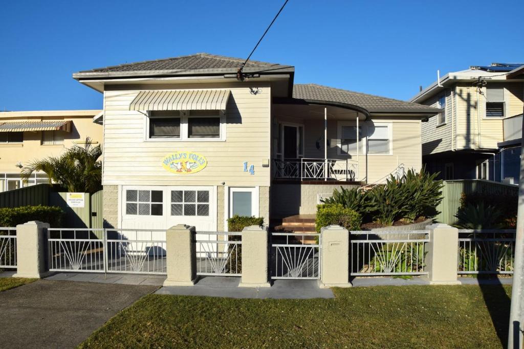 Wally's Folly - Bring your own linen., South West Rocks