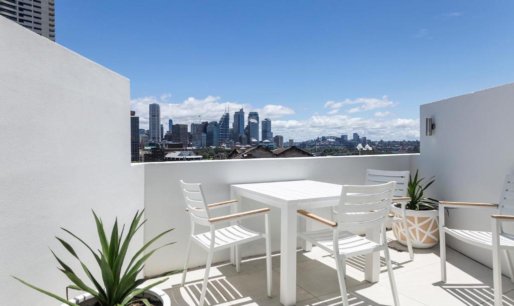 Uninterrupted Harbour Bridge & City Views + Pool, Sydney