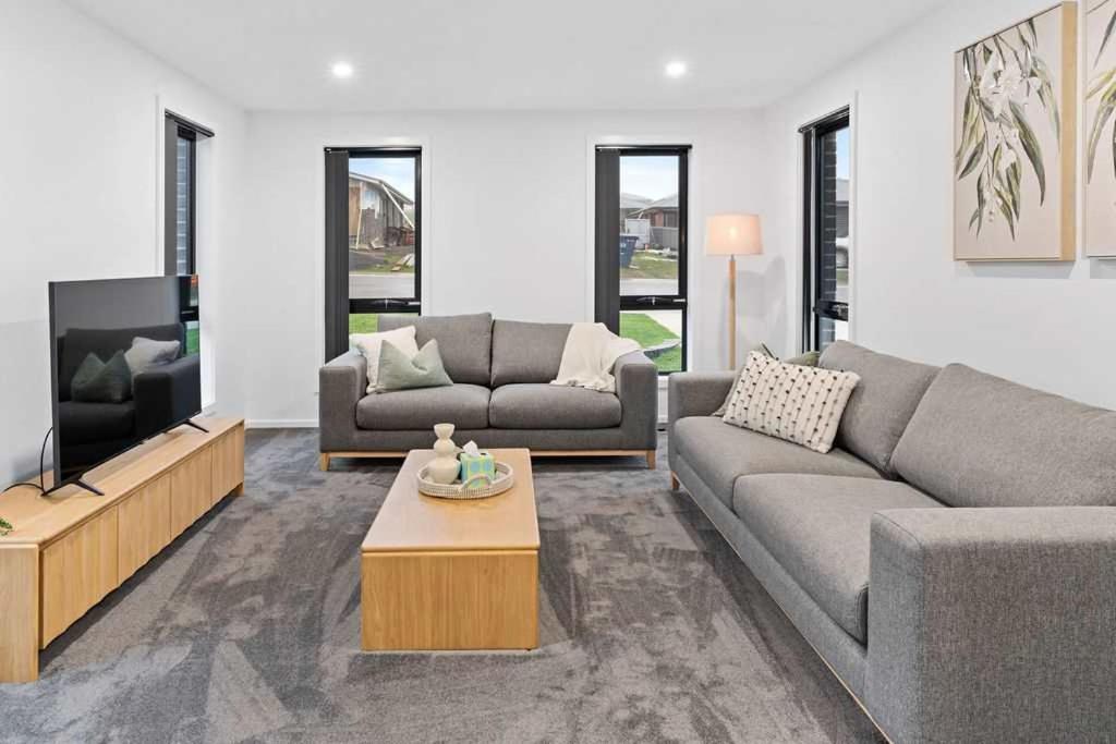 Sleek & Stylish Family Retreat in Shorewell Park, Cooee