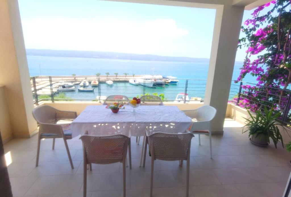 Apartment with a sea View No 15, first row by the sea, Beach house Ana, Duče