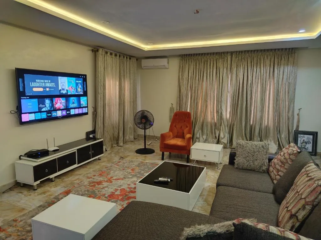 The Continental Apartment, 24hrs Power, Security, Cable TV, Solar Inverter，位于Garki的酒店