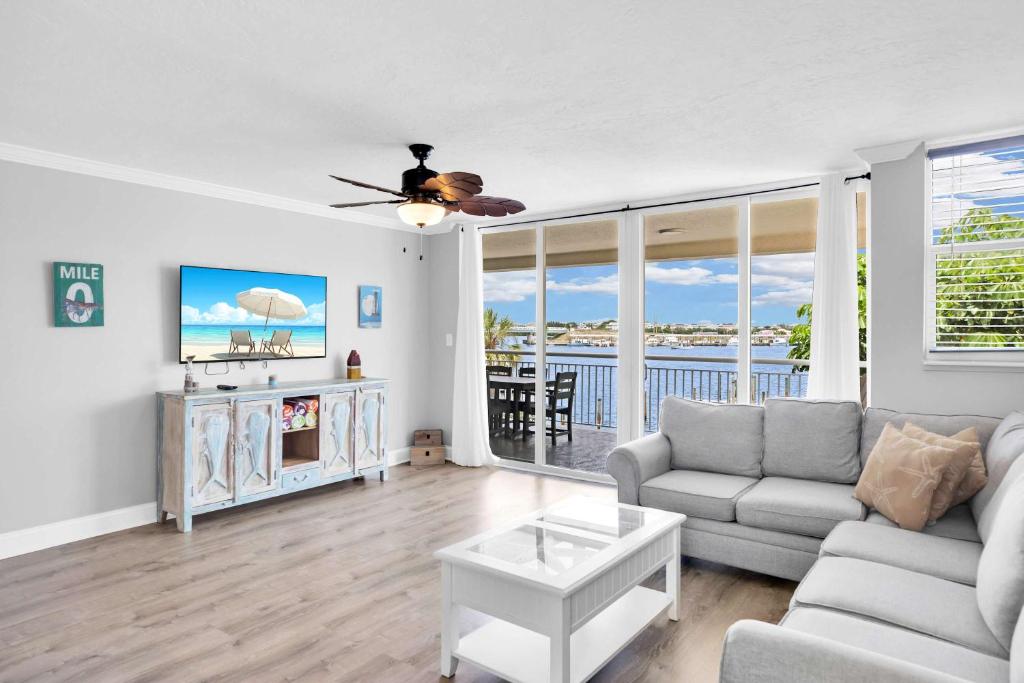 Eleuthera - 2x2 Fully Updated Old Town Waterfront Corner Condo, Key West