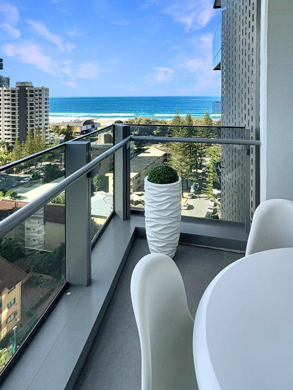 Signature Luxury 12 Floor 2BR Parking Ocean Views, Gold Coast