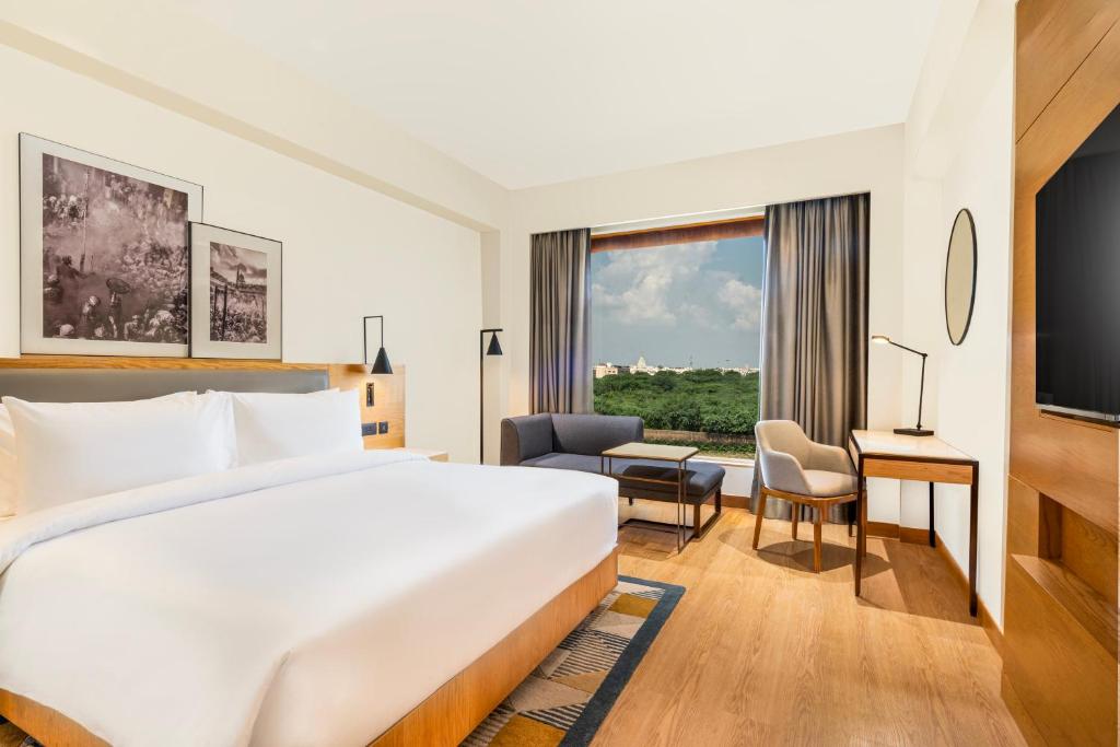 Radisson Hotel Vrindavan의 깔끔한 레스토랑 다이닝 공간