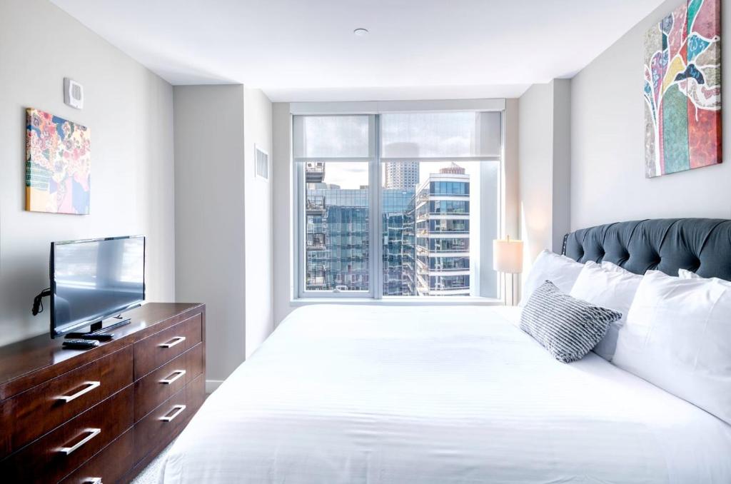 Modern Apt with Water Views, Boston