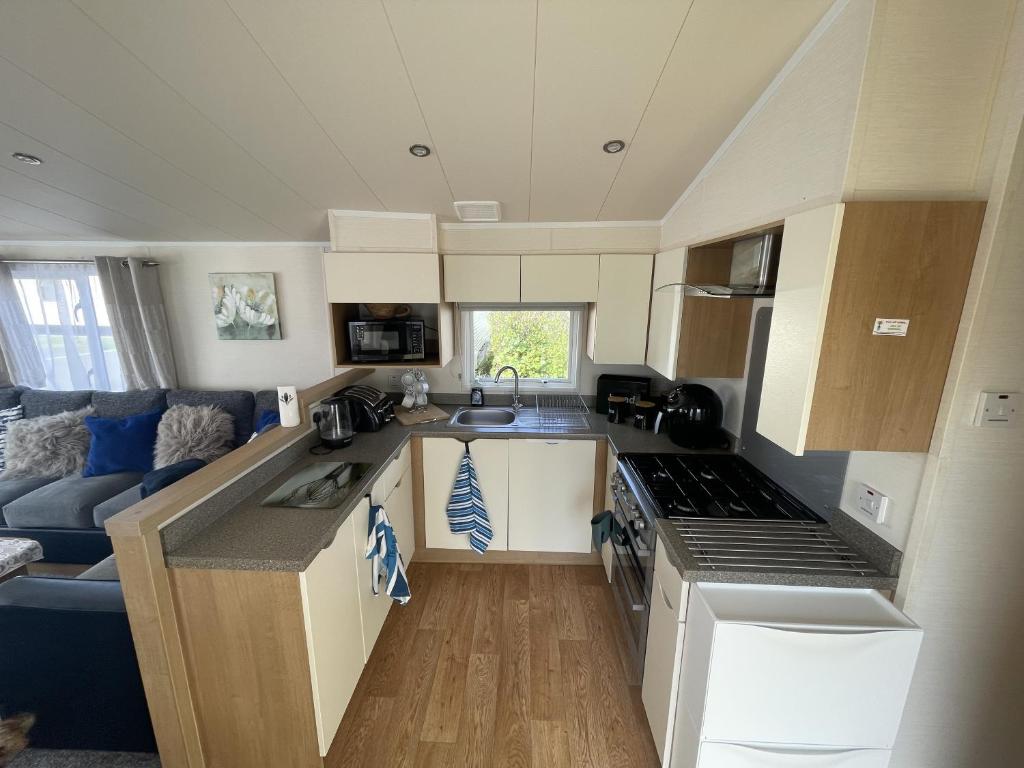 Edi Rita Pet-Friendly Caravan, Robin Hood Park, Rhyl photo 3