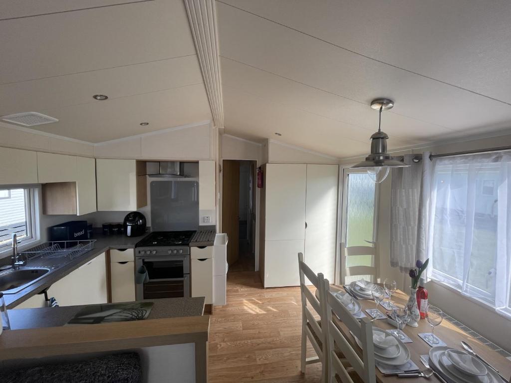 Edi Rita Pet-Friendly Caravan, Robin Hood Park, Rhyl photo 6