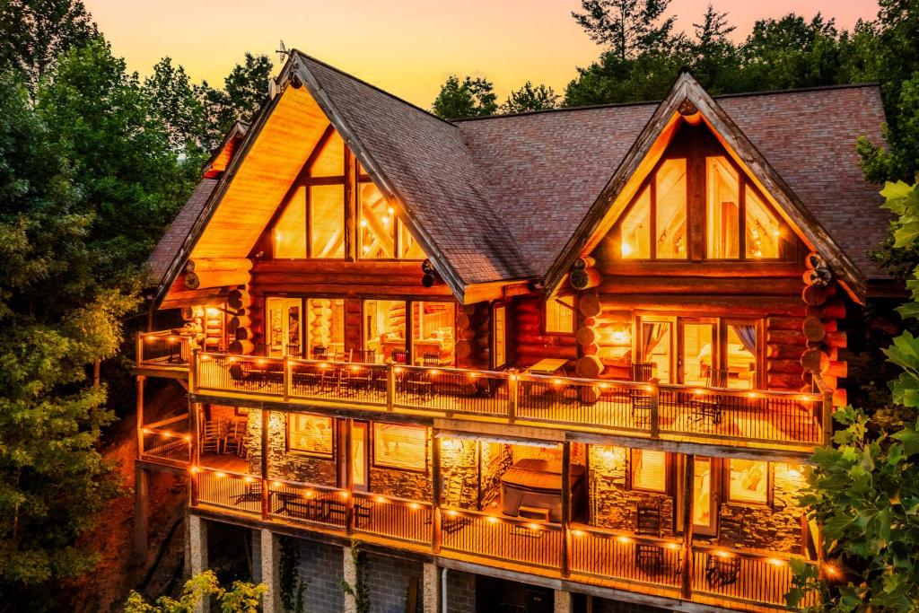 LeConte View - Lodge -Theater- October Deals-Views-GameRm-FirePit-HotTub, Gatlinburg