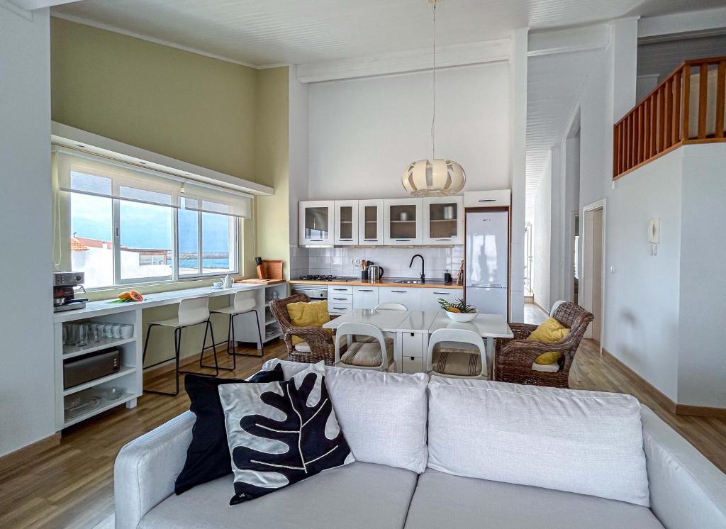 Un hogar lejos de tu hogar, Sal Rei