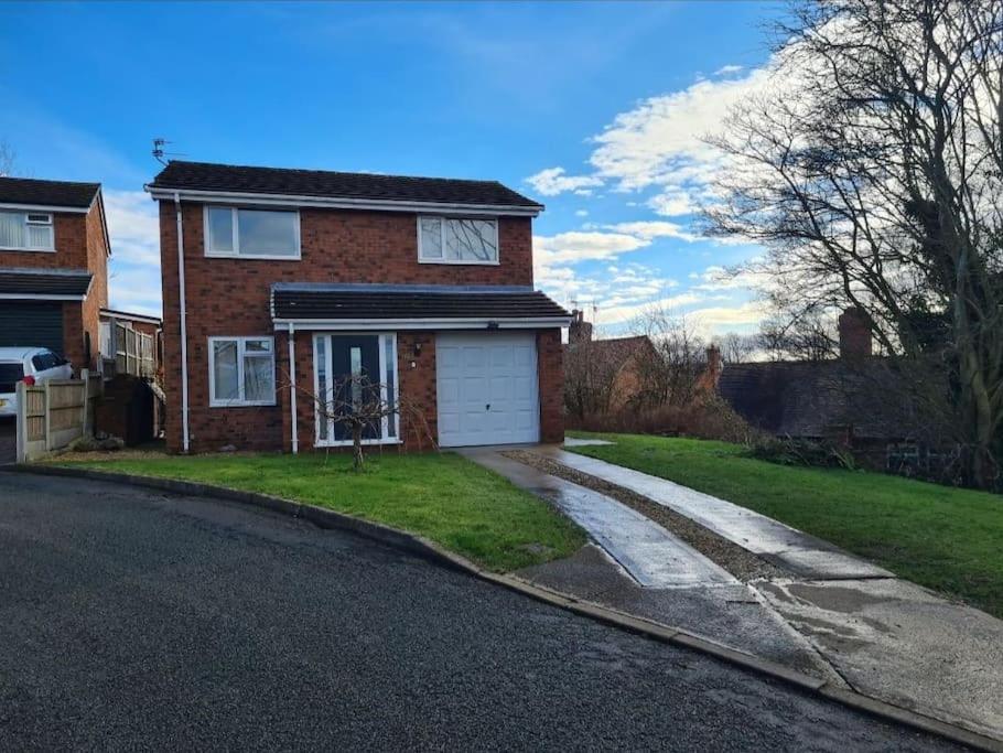 3 Bedroom Detached House, Whitchurch photo 6