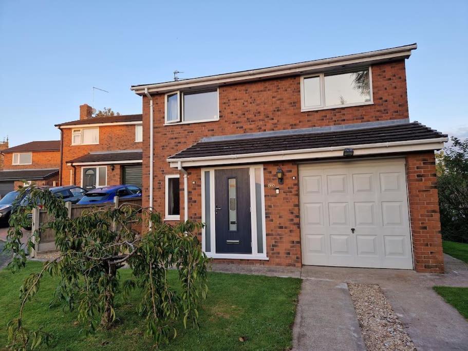 3 Bedroom Detached House, Whitchurch photo 5