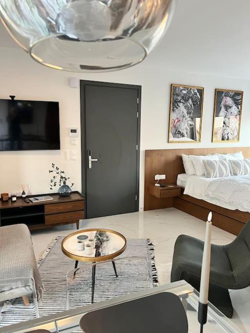 Hermes Studio - In the city just steps to the sea!, Chania