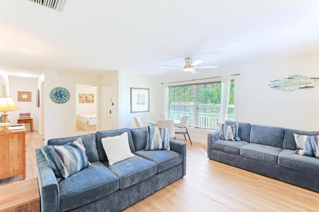 Newly remodeled 8-steps to sand path of Beach! Unit A, Siesta Key