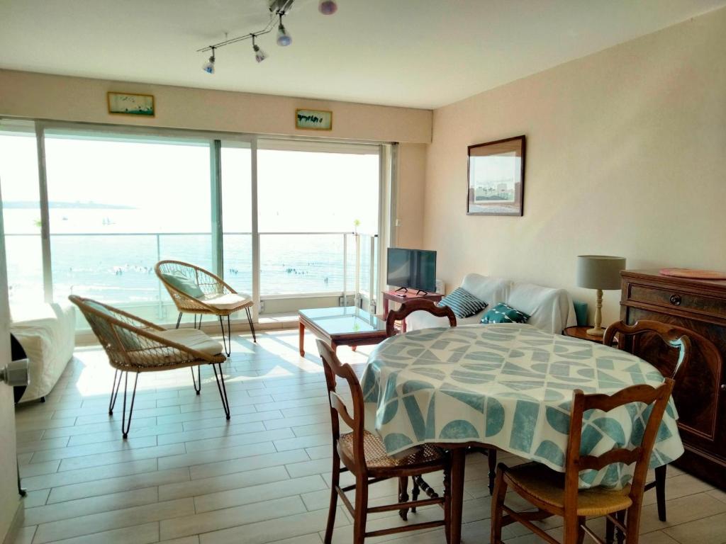 Appartement T2 face plage, confortable, balcon, 4 pers., prox. centre, parking, ascenseur - FR-1-331-9 - 3