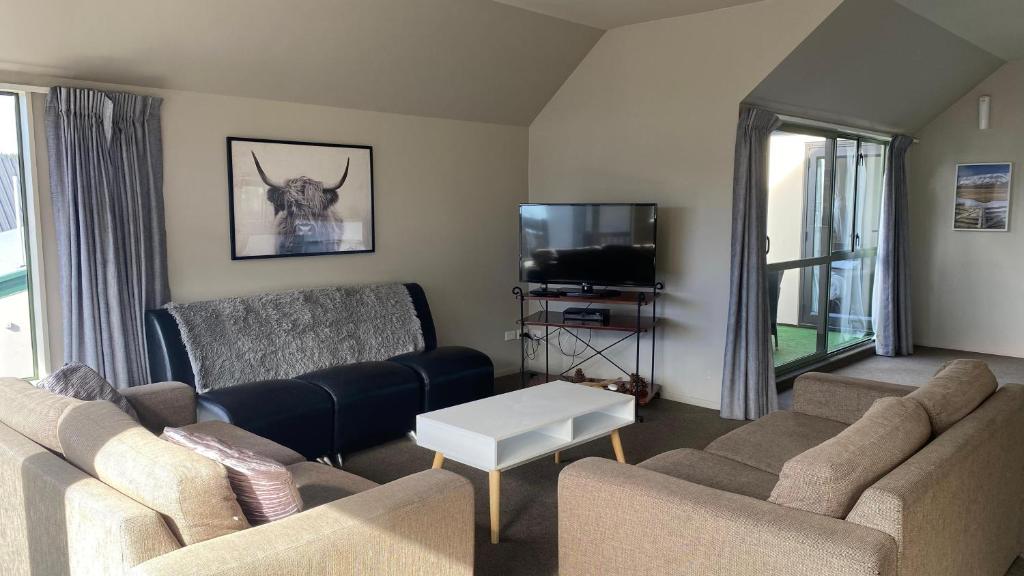 Shared lounge/TV area
