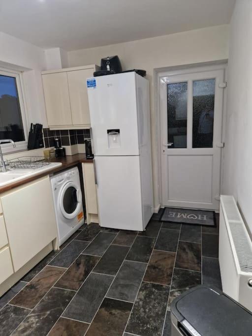 3 Bedroom Detached House, Whitchurch photo 4