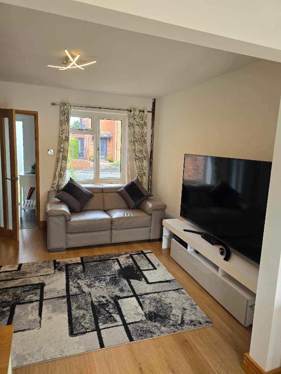 3 Bedroom Detached House, Whitchurch photo 2