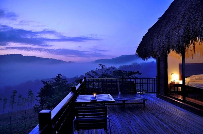 a view from a balcony overlooking a beach, Rai Saeng Arun Resort in Chiang Khong (Chiang Rai)