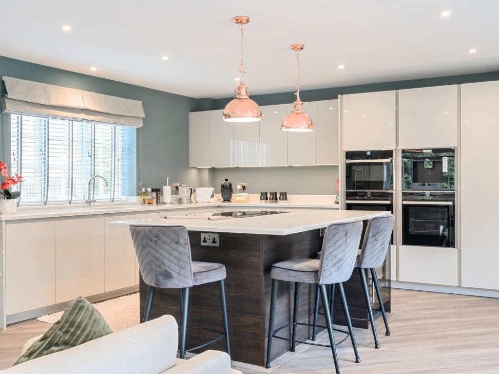 Pass The Keys Stunning 5 Bedroom Spacious Home, Bookham