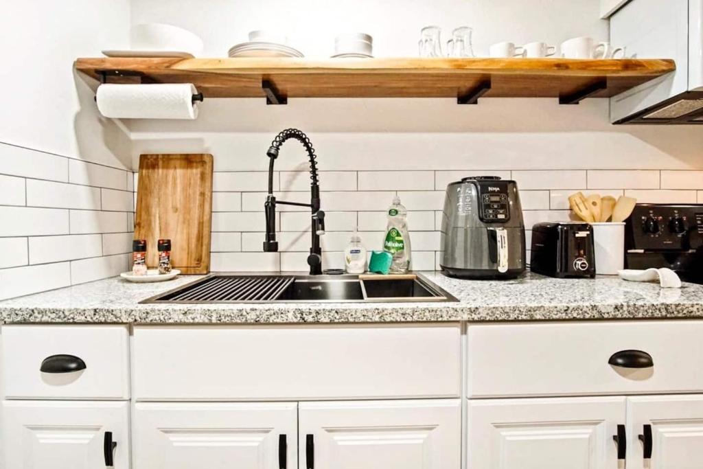 Holiday Comfort W Kitchen & Rain Shower Cs2