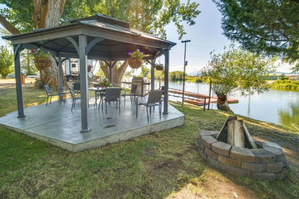 Riverfront Resort Cabin about 21 Mi to Crater Lake!，位于Chiloquin的酒店