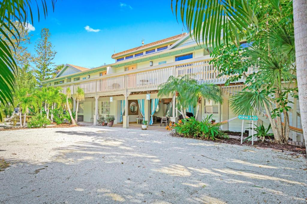 Newly Remodeled Apt! Key-West Victorian with beach access, to Siesta Key Beach!, Siesta Key