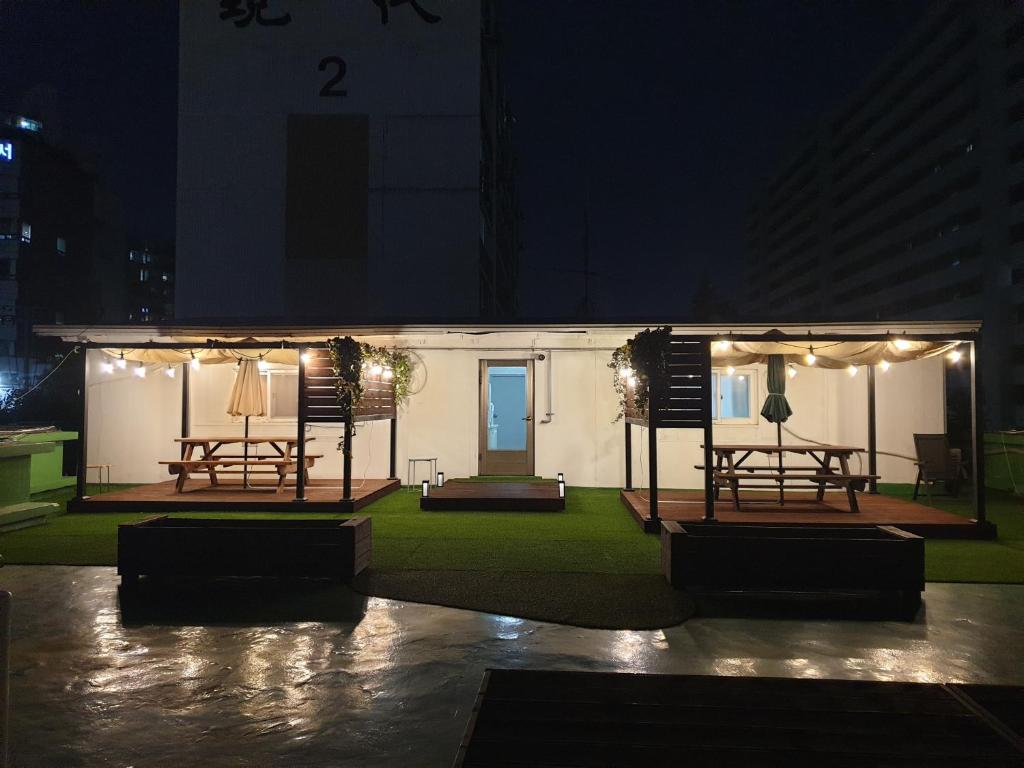 Cheongryangri Zebra Cinema & Rooftop, Soul