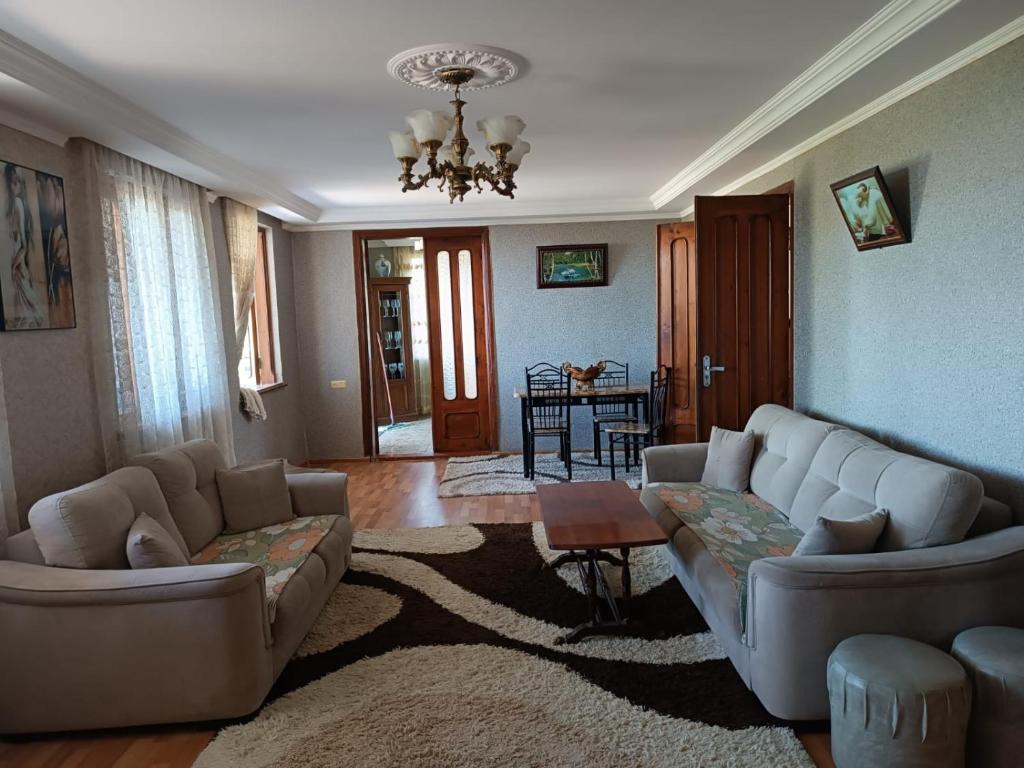 House on hills, Buknari