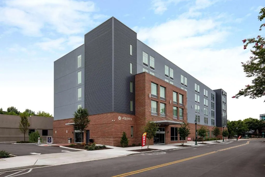 La Quinta Inn & Suites by Wyndham Chattanooga Downtown/South，位于查塔努加的酒店