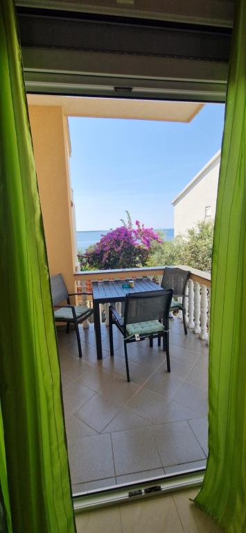 Cozy family apt Iris only 20m from the beach in Mandre, Mandre