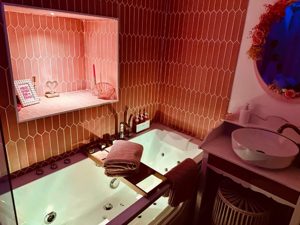 LOVE Room - Balnéo - Ciel Etoilé - Free Wifi - Netflix - Hyper Centre - 4