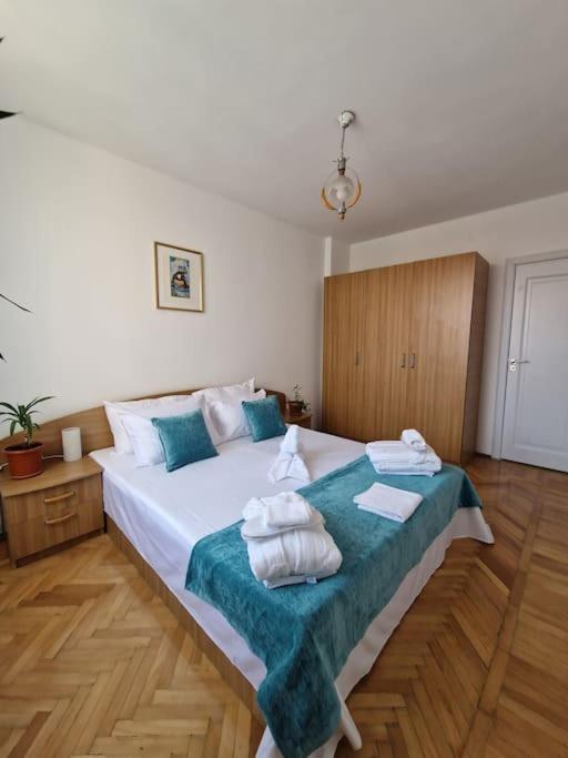 Happy Yonder, Bukurešť