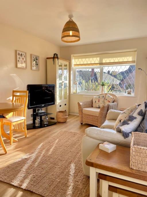 Spacious Bungalow, Bexhill photo 2