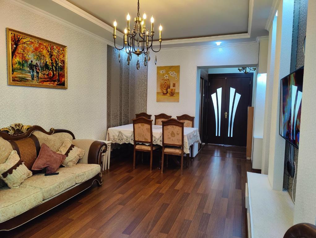 Zulik's Apartment, Baku