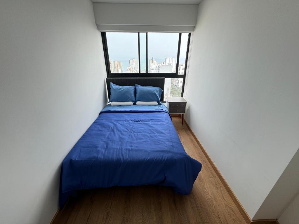 Private Room in Miraflores with ocean view, Lima